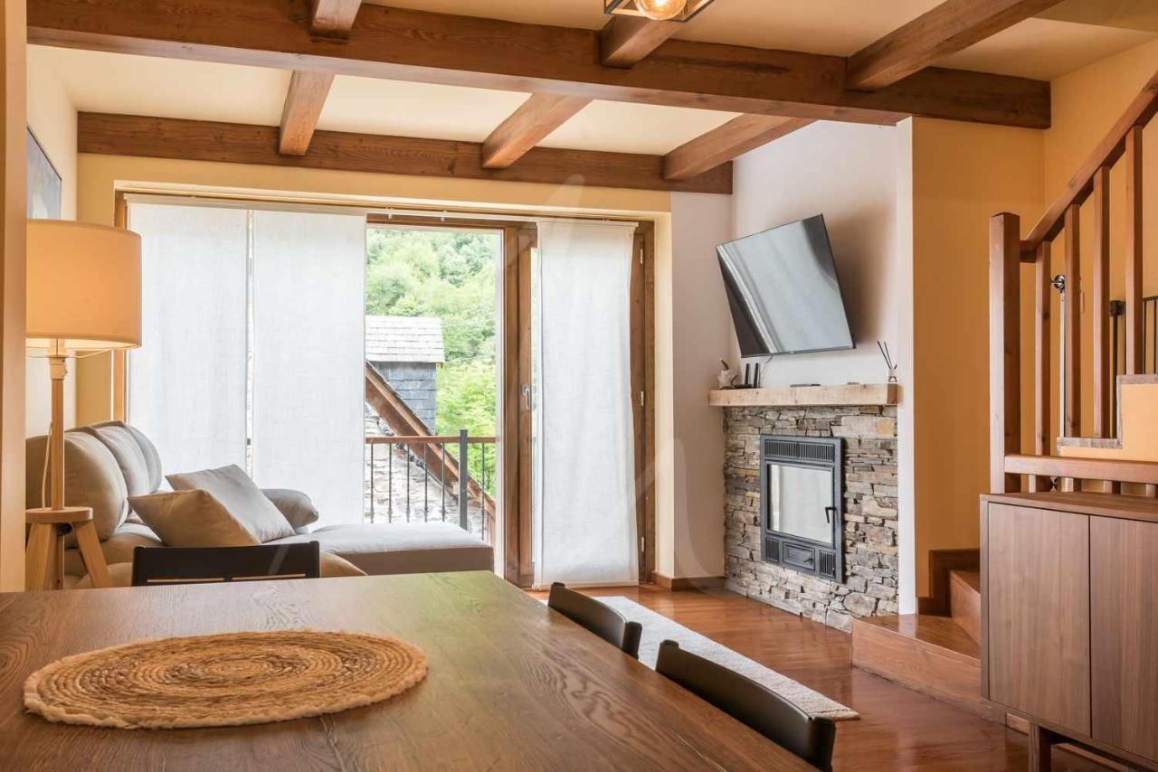 Casa Artiga De Lin By Seamount Rentals Les Bordes Екстер'єр фото