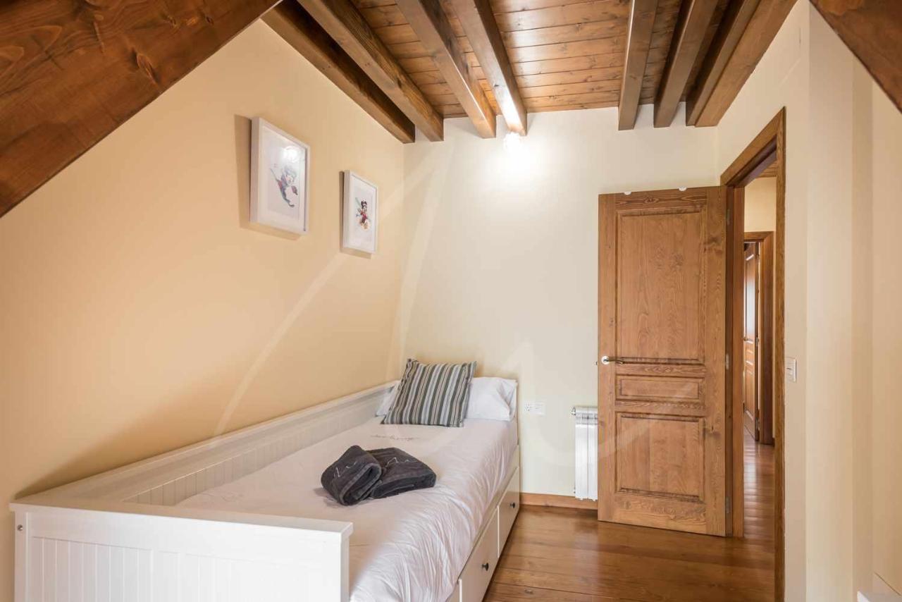 Casa Artiga De Lin By Seamount Rentals Les Bordes Екстер'єр фото