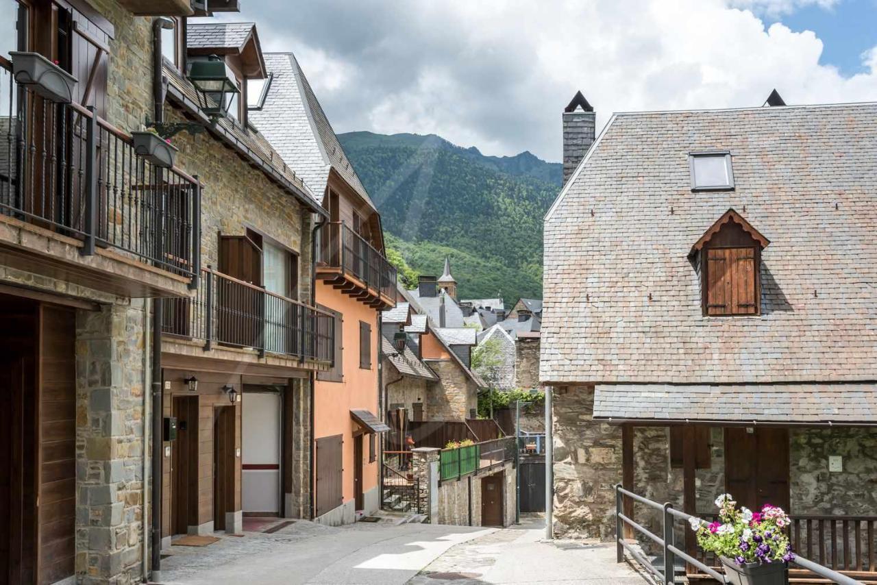 Casa Artiga De Lin By Seamount Rentals Les Bordes Екстер'єр фото