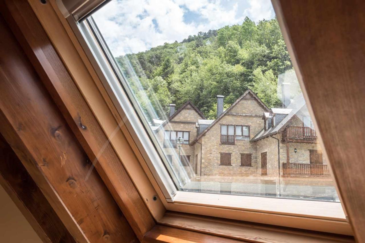 Casa Artiga De Lin By Seamount Rentals Les Bordes Екстер'єр фото